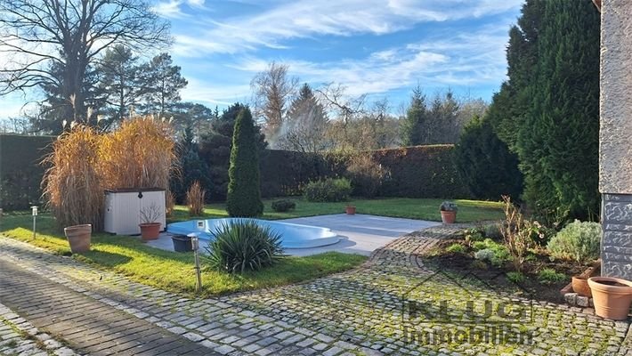 Gartenansicht mit Swimmingpool