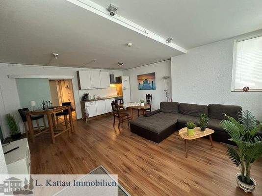 Wohn- und Essbereich mit einer Einbauküche