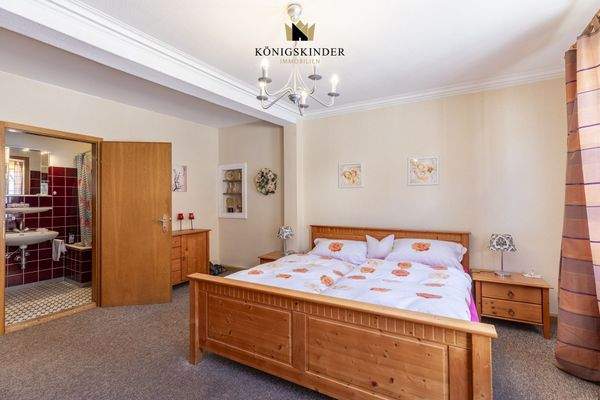 Haus 23 - Schlafzimmer im 1. OG mit direktem Zugang ins Bad