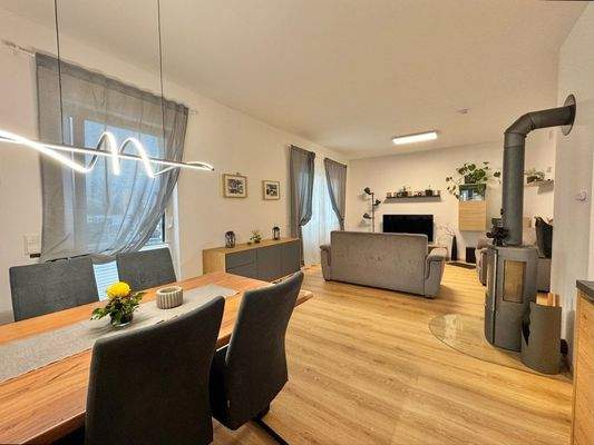 ... mit Essbereich...