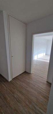 Flur mit praktischer Abstellkammer.jpg