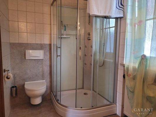 Bad-andeere-Seite-Hauptwohnung