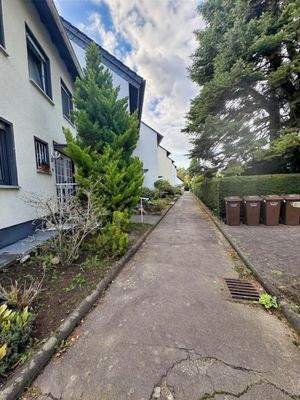 ruhiger Privatweg vor dem Haus