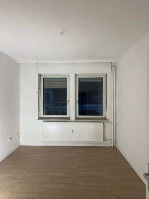 Leeres Zimmer mit Fenster