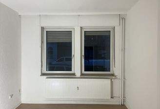 Leeres Zimmer mit Fenster