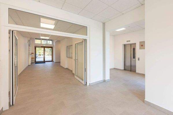 Eingangsbereich mit Fahrstuhl