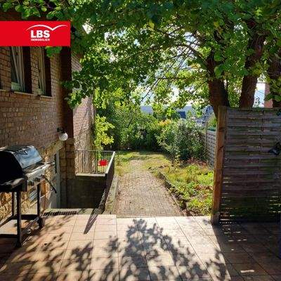 Ausblick von Terrasse in den Garten