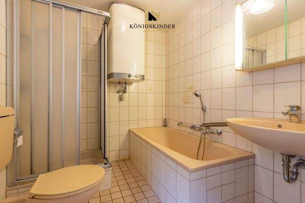 Badezimmer- Zweckmäßig ausgestattet – Bad mit Potenzial für eine moderne Gestaltung