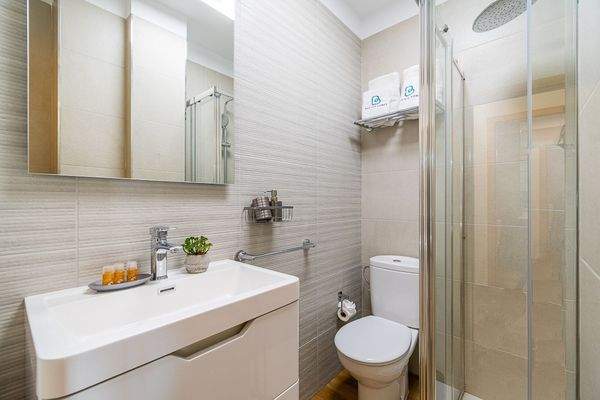 Eines von 2 Badezimmern