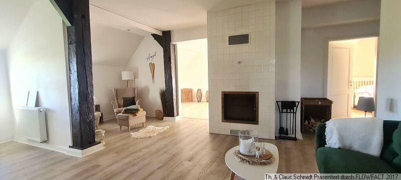 Blick in die Wohndiele mit Kamin