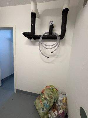 Hauswirtschaftsraum mit Rohren
