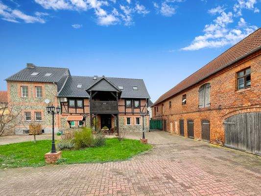 Hausansicht mit Nebengebäude