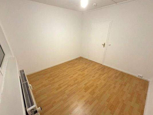 Helles Zimmer mit Holzboden