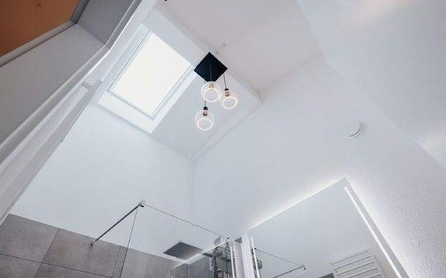 Tageslicht-Duschbad mit Dachluke