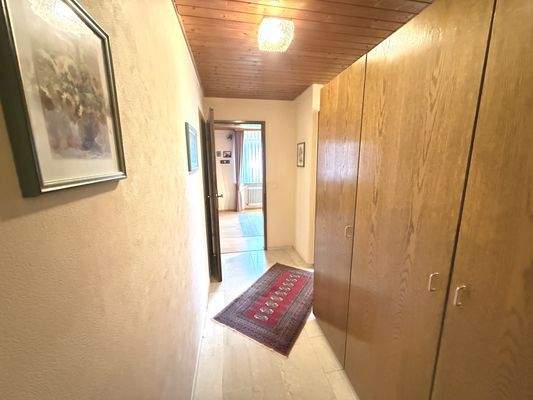 Flur zu Küche und Esszimmer EG