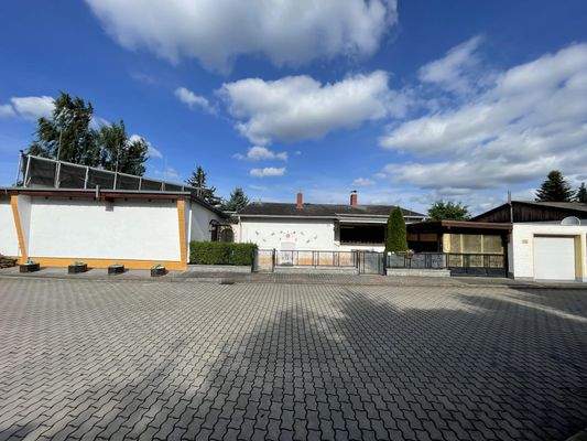 Bungalow - Haupthaus - Garage