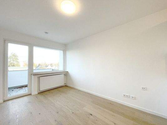 Anderer Blick durch das große helle Wohnzimmer