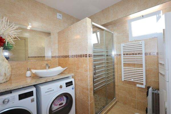 Badezimmer mit Dusche Wohnung