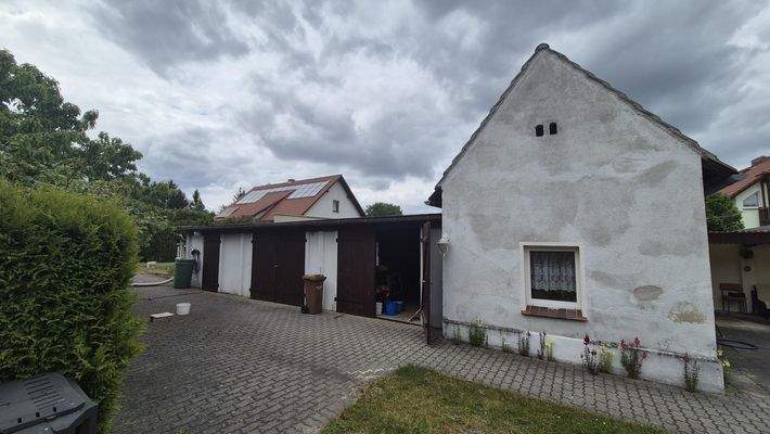 Blick aufs Haus und Nebengebäude