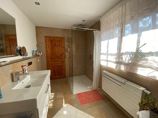 Bad mit begehbarer Dusche