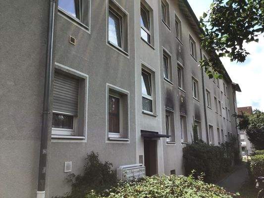 Ansicht der Wohnhäuser Ketteler Str. 6+8 mit Hauseingängen und Außenanlage