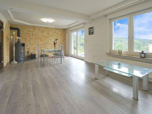 Heller Wohn- und Essbereich mit...