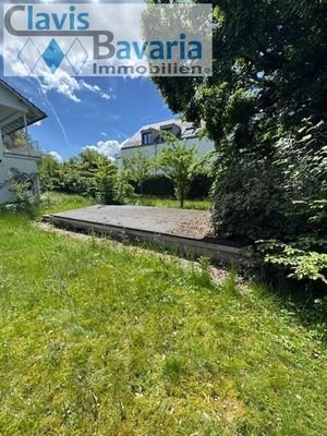 Garten, Nachbarhaus (Wohnungen) und Außenpool
