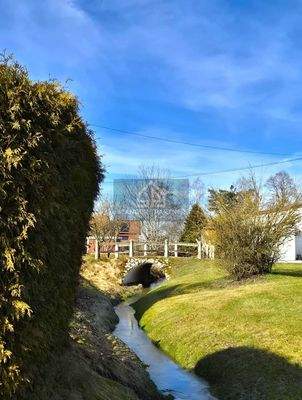 Idyllischer Bachlauf am Grundstücksende