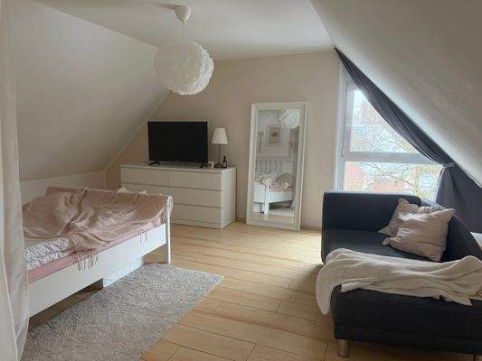 großes Zimmer im Dachgeschoss