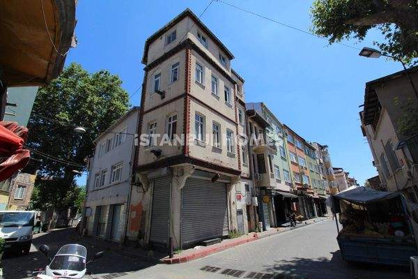 3-Storey Corner Building in Istanbul Fatih with a Store