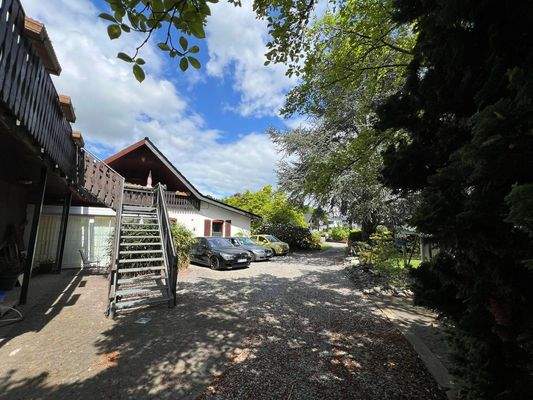 Hof und Stellplätze