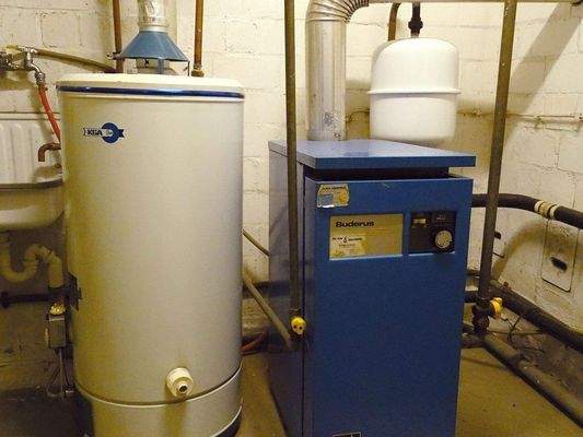 Original 1978er Buderus-Heizungsanlage mit Warmwasserspeicher