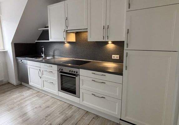 gepflegte Einbauküche mit E-Geräten