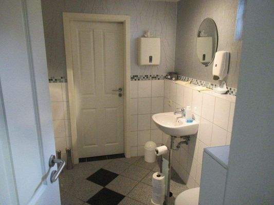 1 WC mit Fenster und kleinen Abstellraum