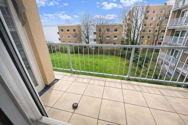 Balkonblick auf grünen Innenhof