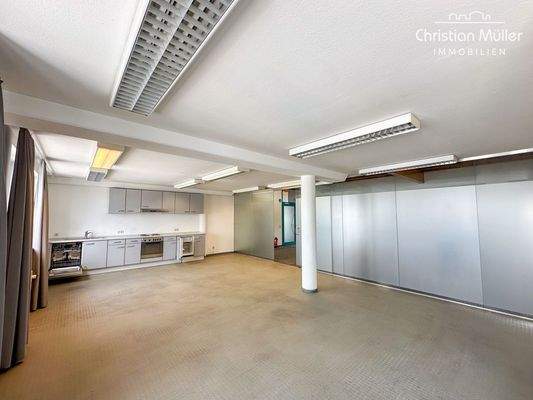 Großer Küchenbereich mit Aufenthaltsmöglichkeiten