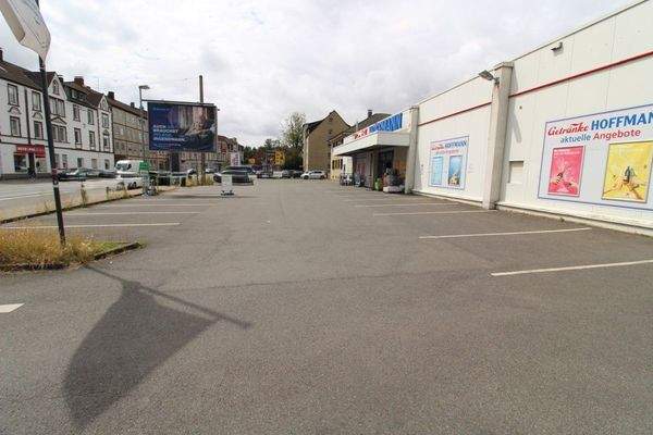 Stellplätze mit Werbetafel