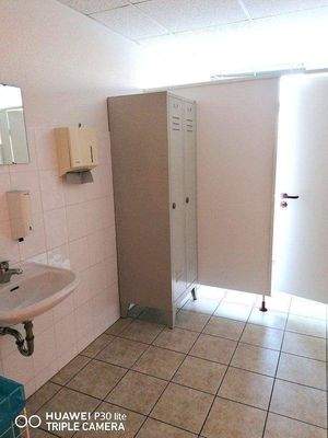 getrennte Damen- und Herren-WCs