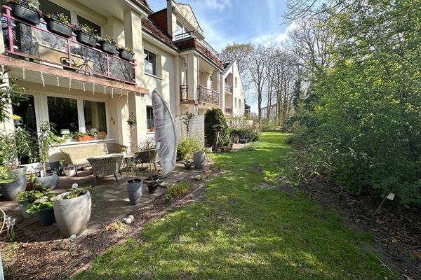 Terrasse u. Gemeinschaftsgarten