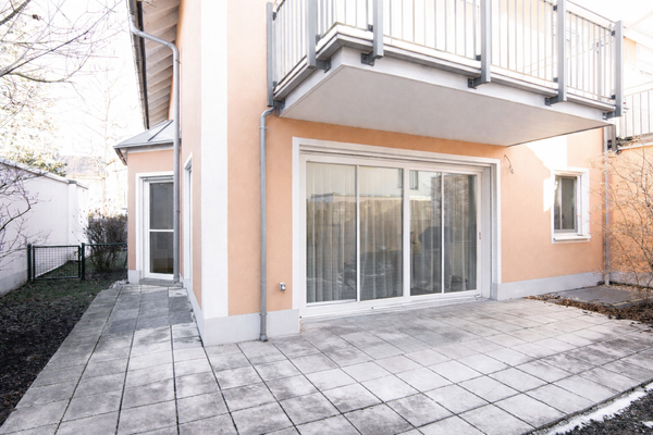 Privater Garten mit großer Terrasse.png