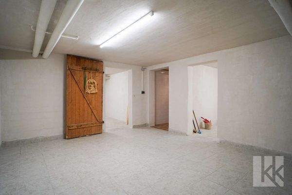 Praktischer Keller mit...