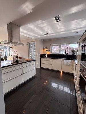 Moderne Wohnküche mit Insel