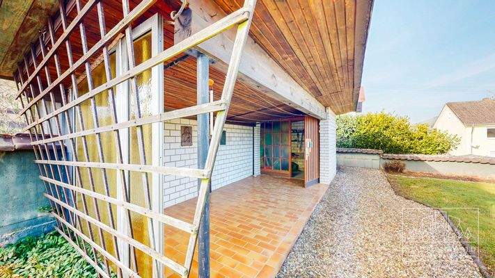 Garten - Abstellraum und überdachter Freisitz