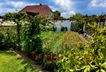 Obstgarten mit Gewächshaus