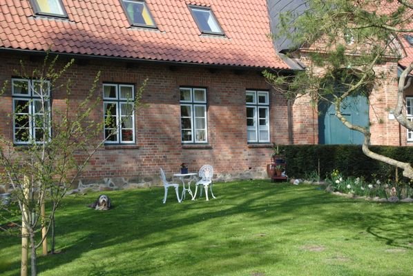 Torhaus Frontansicht mit Garten.JPG