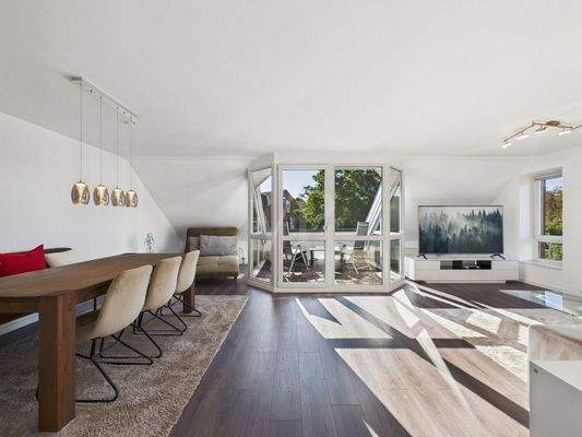 Wohn-/ Esszimmer mit Süd-Balkon