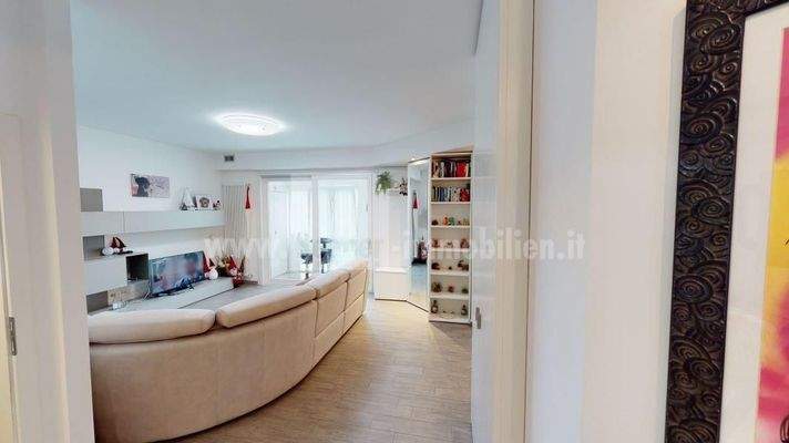 Don-Bosco-Bozen-Bolzano-Vierzimmerwohnung-quadrilocale-hochwertig-Veranda-Badewanne-Dusche-doccia-letzter-Stock-ultimo-piano-Garage