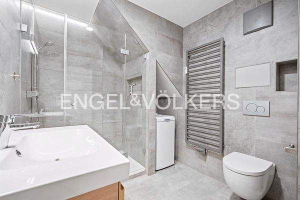 Bad mit Dusche, WC und Waschmaschinen-Anschluss