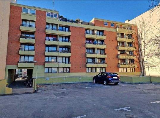 Parkdeck und Rückansicht Haus