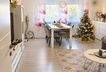 Helles skandinavisches Wohnzimmer mit Weihnachtsbaum